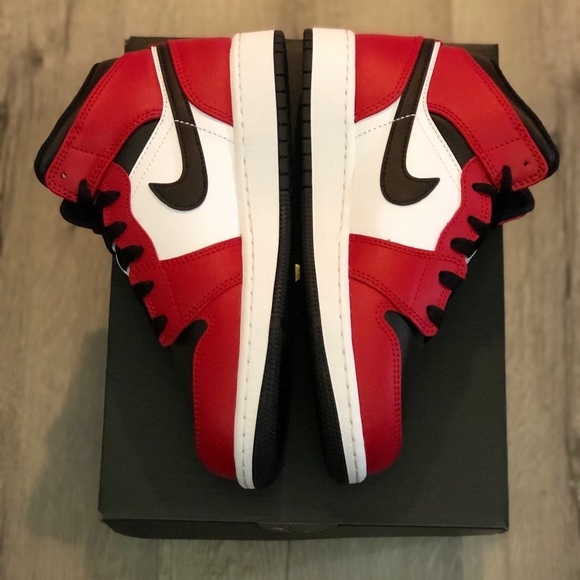🛑SOLD🛑Air Jordan 1 Mid GS Chicago 554725-069 - Picture 4 of 11